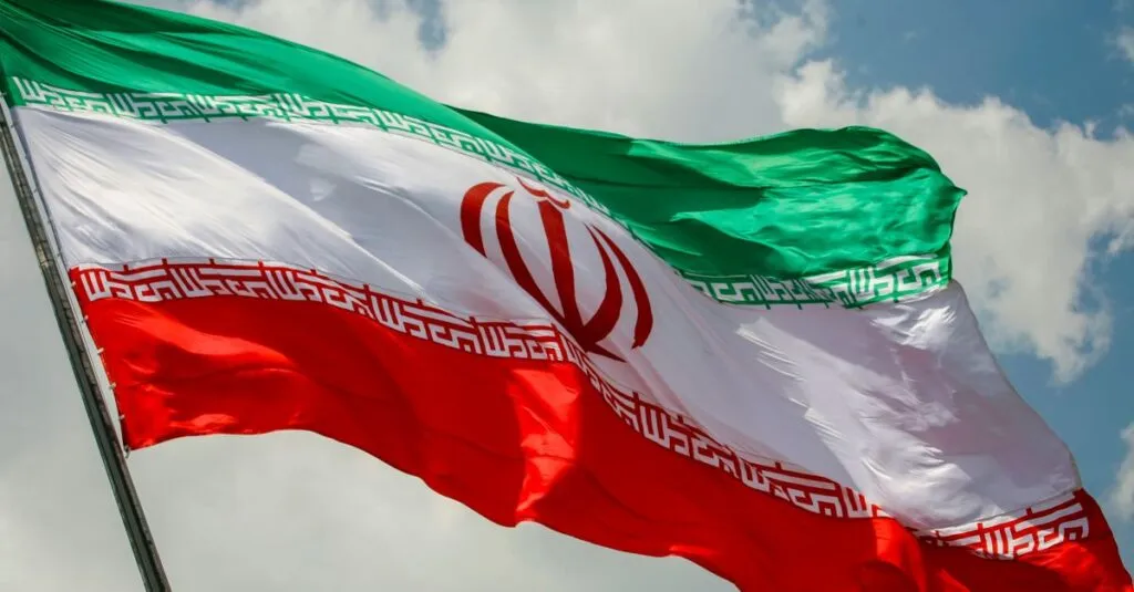 Hanno chiuso la porta dello spogliatoio e lasciato queste parole: il gesto dell’Iran va oltre il calcio Bandiera iran che sventola