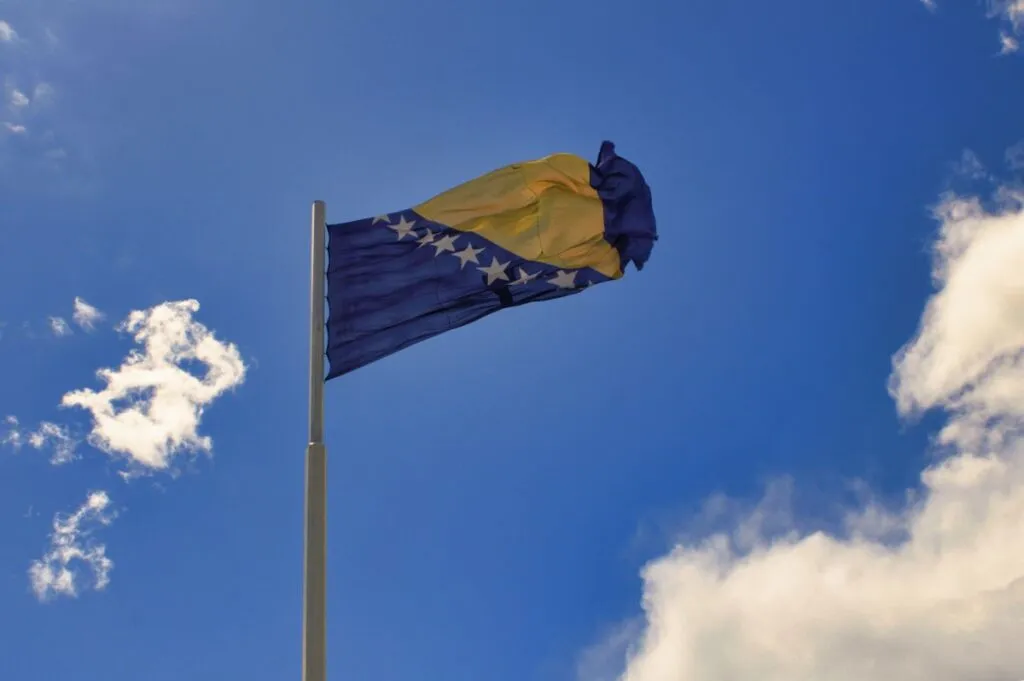Prima l’Italia, ora gli USA: la Bosnia derisa in TV da una giornalista (ma non porta mai fortuna) bandiera bosnia