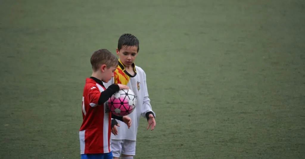 Stesso sangue, maglie opposte: il Mondiale di calcio 2026 divide quattro coppie di fratelli due bambini che giocano a calcio