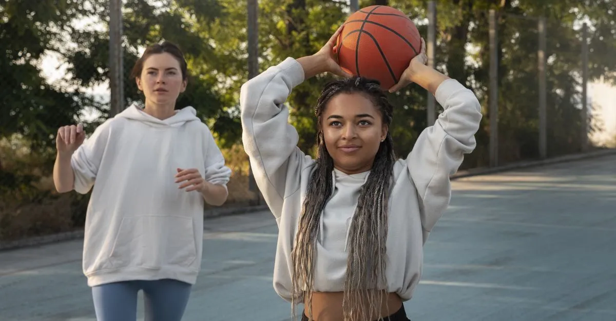 due ragazze che giocano a basket