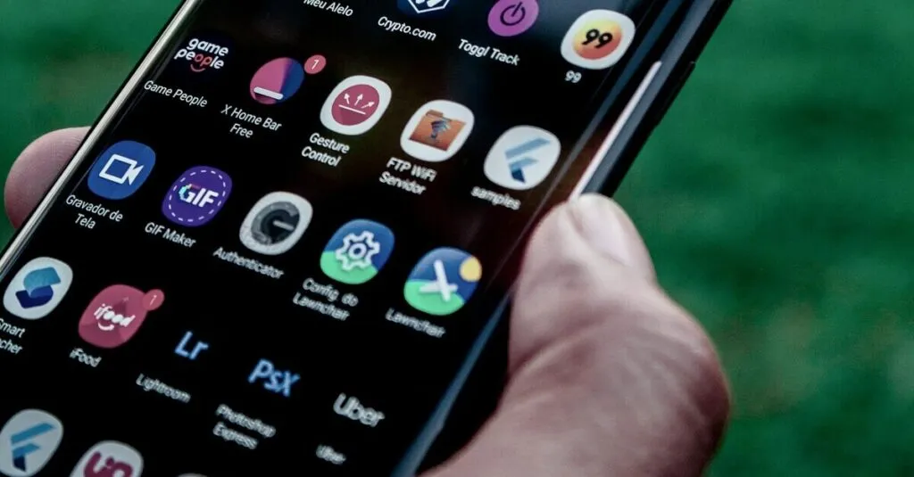 Il tuo Galaxy esulta da solo: Samsung ha messo i Mondiali di calcio direttamente sulla schermata di blocco (è ingegnoso) Lo schermo di uno smartphone con le app scaricate