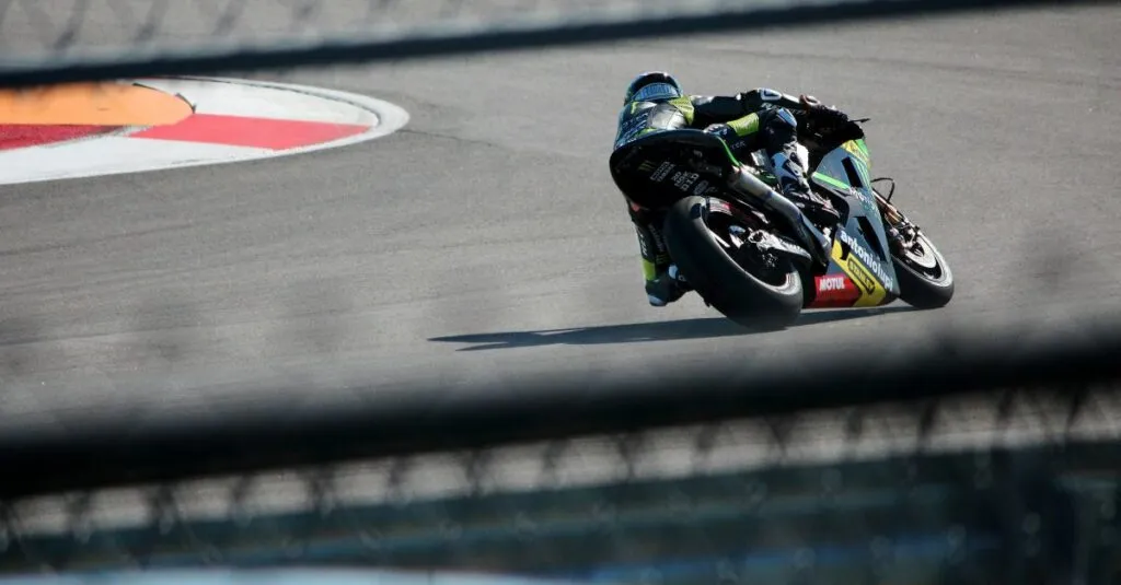 Aragon, Marquez vince e scavalca Bezzecchi in classifica: “Se andava in testa era finita” motociclista in pista