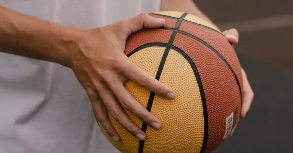 palla da basket tra le mani
