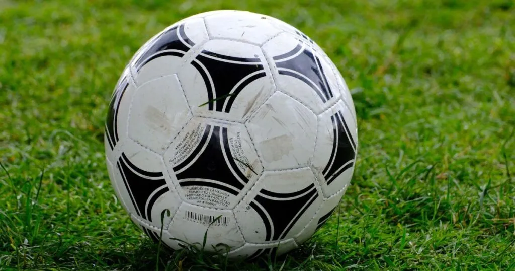 USA-Bosnia ai Mondiali FIFA 2026 non è solo calcio: perché la chiamano “la partita di Dayton” pallone da calcio