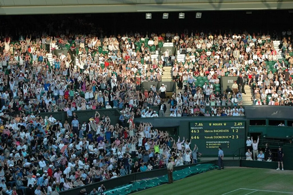 La queue di Wimbledon: la coda più famosa del tennis mondiale, dove la pazienza vale più del portafoglio Pubblico sul centrale di Wimbledon