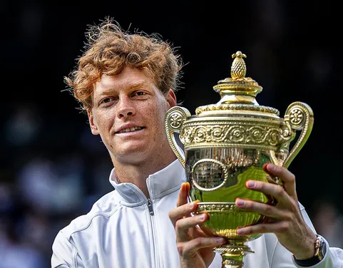 Sinner con il trofeo di Wimbledon