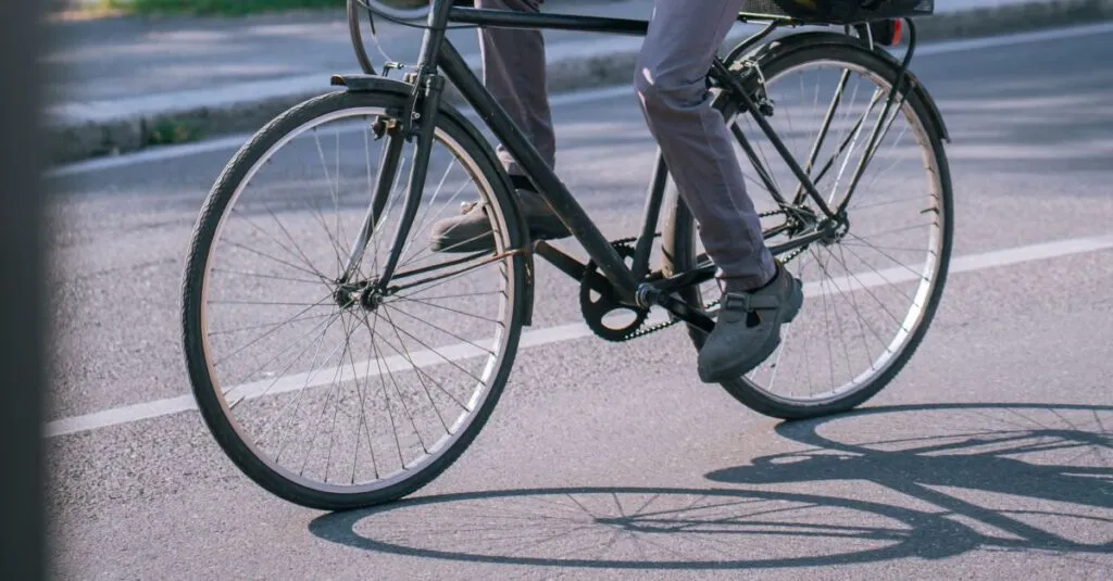 Ciclista a terra insanguinato a Forte dei Marmi: nessuno lo aiuta, poi interviene Berardi uomo in bicicletta