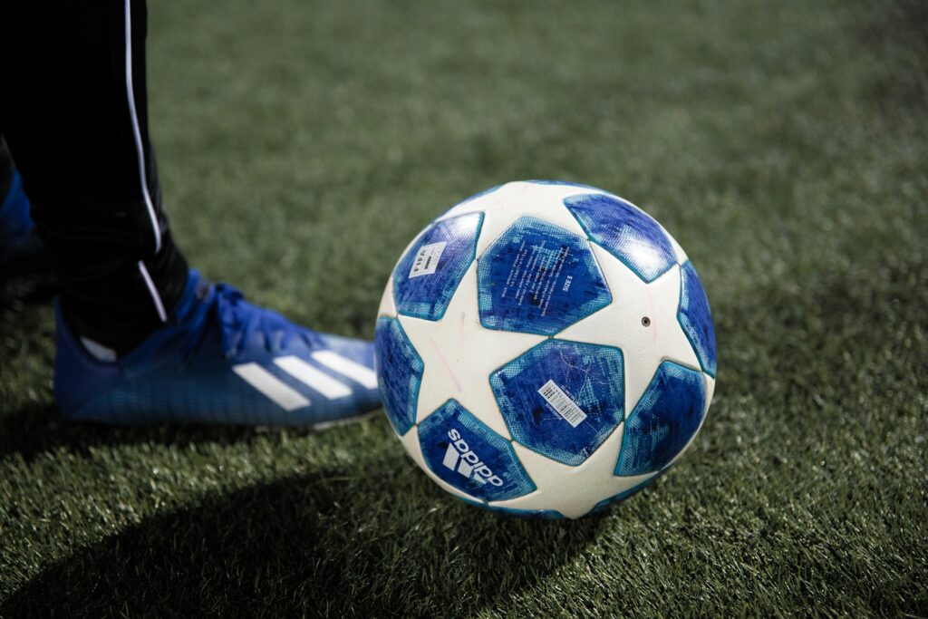 “È una delle peggiori cose che mi sia successa”: De Rossi attacca dopo Genoa-Napoli Pallone di calcio bianco e azzurro