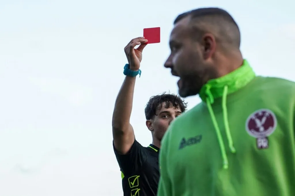Arbitri, cambia tutto: la UEFA detta le nuove regole e manda un messaggio al VAR arbitro espelle giocatore