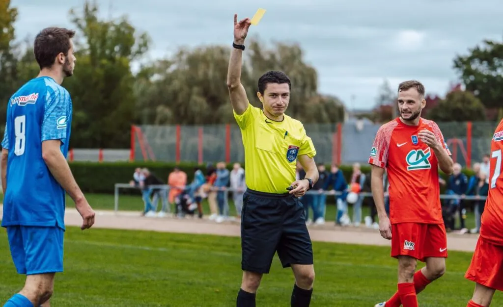 E se i calciatori aiutassero gli arbitri? Succederà (presto) in Premier League arbitro tra due calciatori