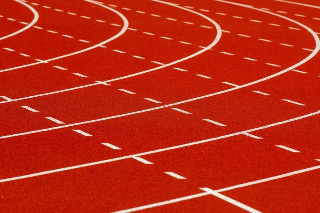 Tutti sotto i 10 secondi: quello che sembrava impossibile ora rischia di diventare la norma pista di atletica