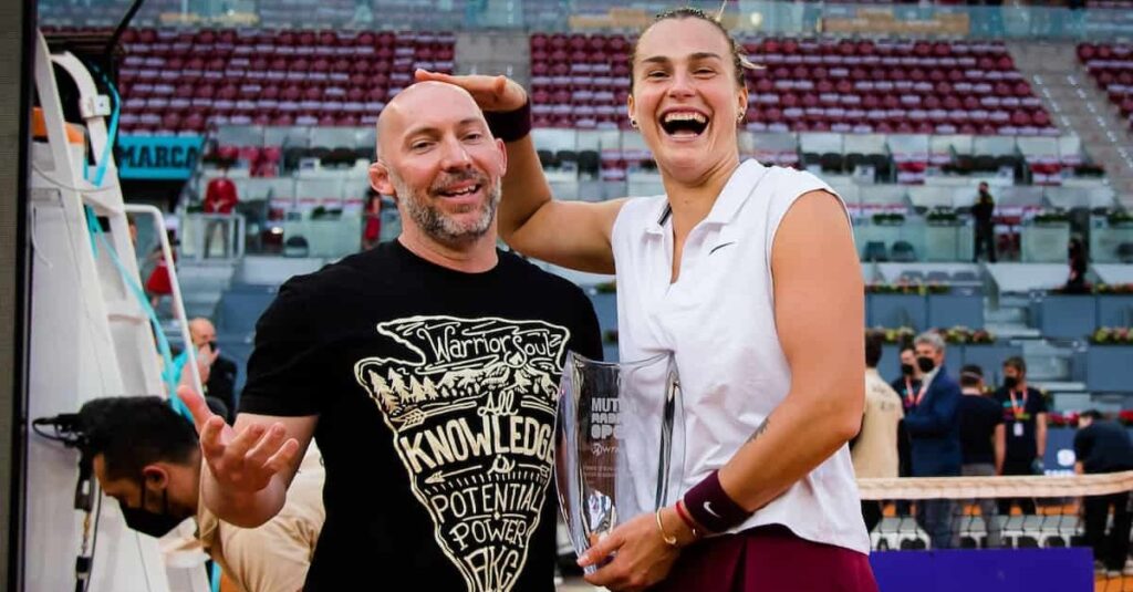 Sabalenka, il coach ha una storia incredibile: senzatetto, sparatorie e dojo. Aryna Sabalenka e il suo coach Jason Stacy