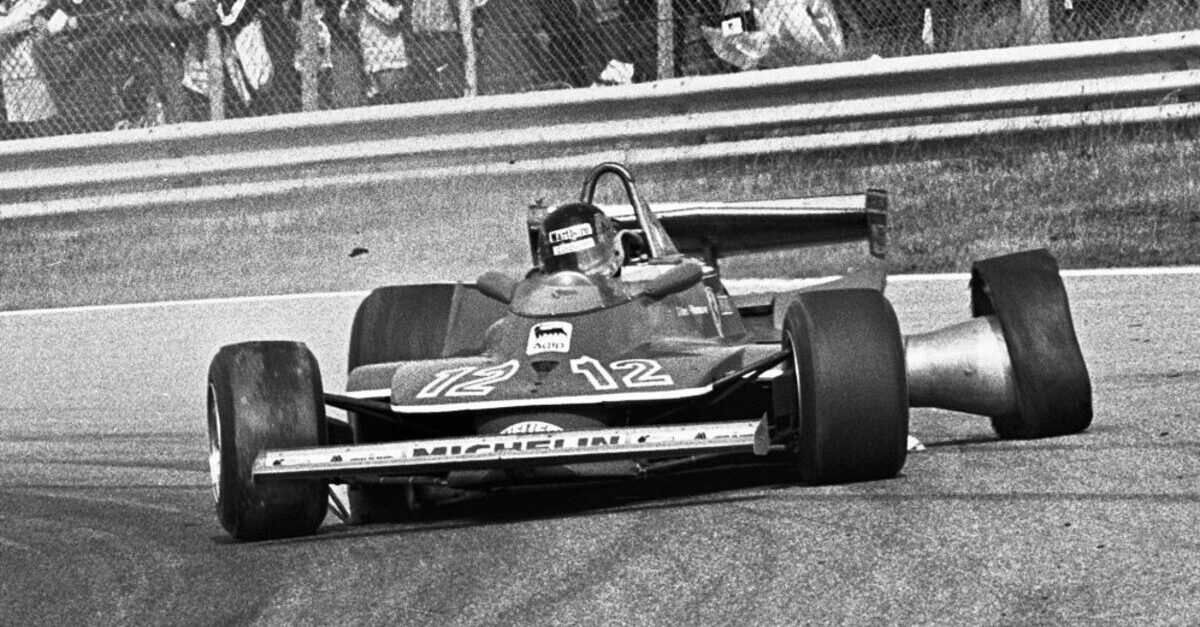 Gilles Viileneuve al Gran Premio d'Olanda guida la Ferrari al box con tre ruote