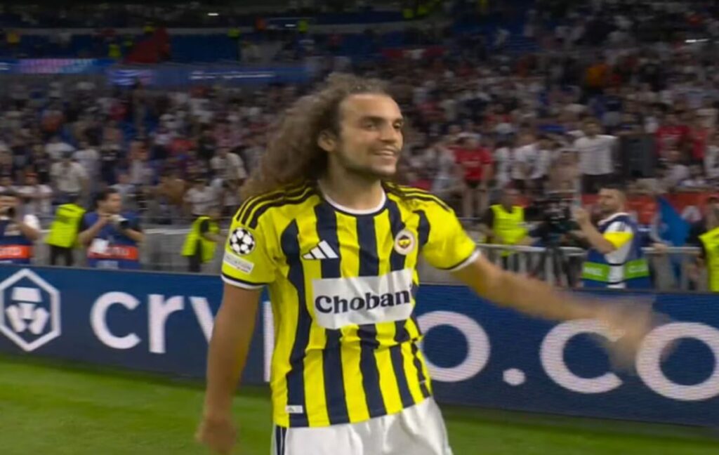Prima il dito medio, poi “Allez l’OM”: Guendouzi fa esplodere Lione-Fenerbahce Guendouzi con la maglia del Fenerbahce