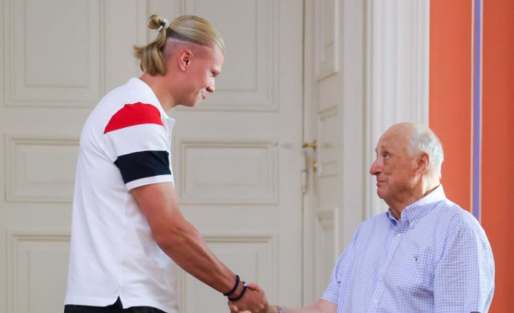 Haaland e l’ultimo saluto al suo re: “È stato un onore incontrarti” Haaland e re Harald