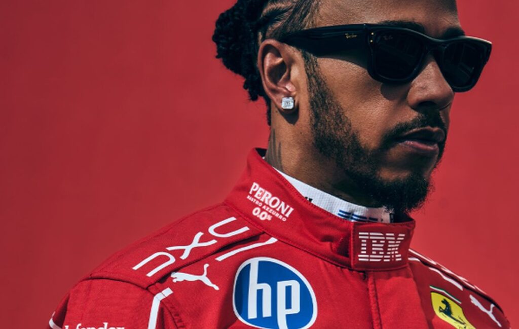 Hamilton con la tuta celebrativa per Michael Schumacher