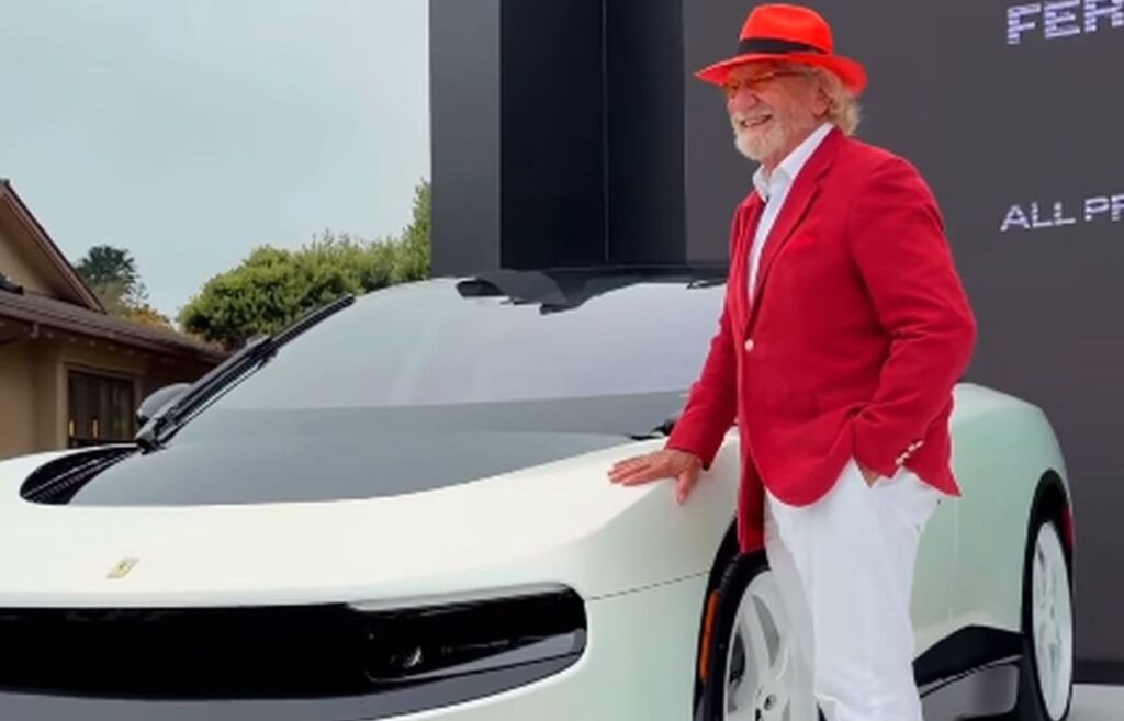 Ha speso 40 milioni per una Ferrari elettrica: il miliardario da record è già un’icona Herbert Wertheim con la sua Ferrari Luce
