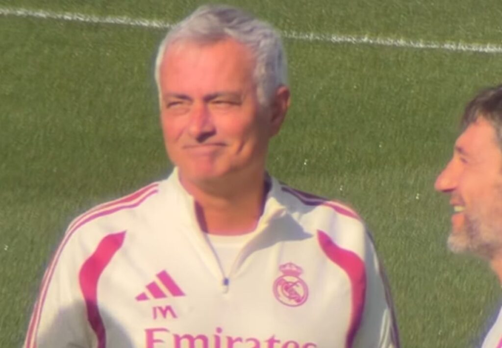 Mourinho sente un rumore assurdo durante l’allenamento: ecco cos’era José Mourinho mentre ascolta il rombo dei motori