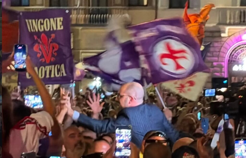 Centenario Fiorentina, Commisso canta in mezzo alla folla. Poi i fuochi illuminano l’Arno Joseph Commisso