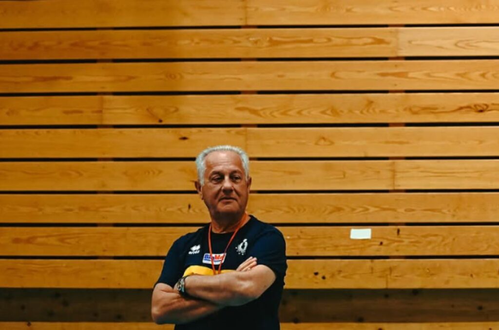 Velasco porta l’Italia agli ottavi da prima: quando e dove gioca l’Italvolley femminile Julio Velasco