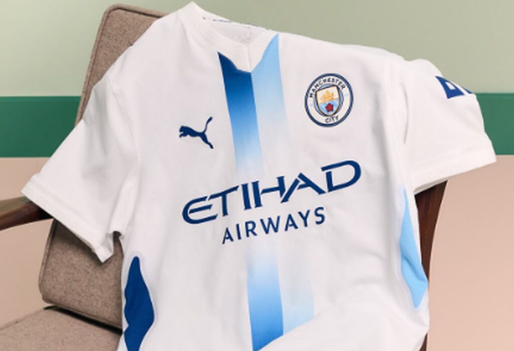 Ha disegnato la maglia del City con l’AI: ora la indossano Haaland e compagni La maglia del Manchester City creata da Elliott