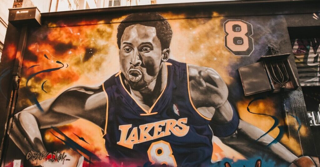 Dodici miliardi per i Lakers, poi il record degli Angels: i miliardari americani giocano allo sport Murales dedicato ai Lakers