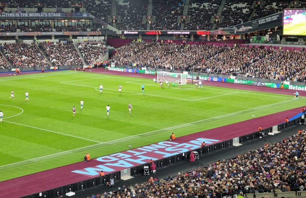 West Ham, esplode il caso Solomon: il coro dei tifosi che ha fatto infuriare l’Inghilterra Lo stadio del West Ham