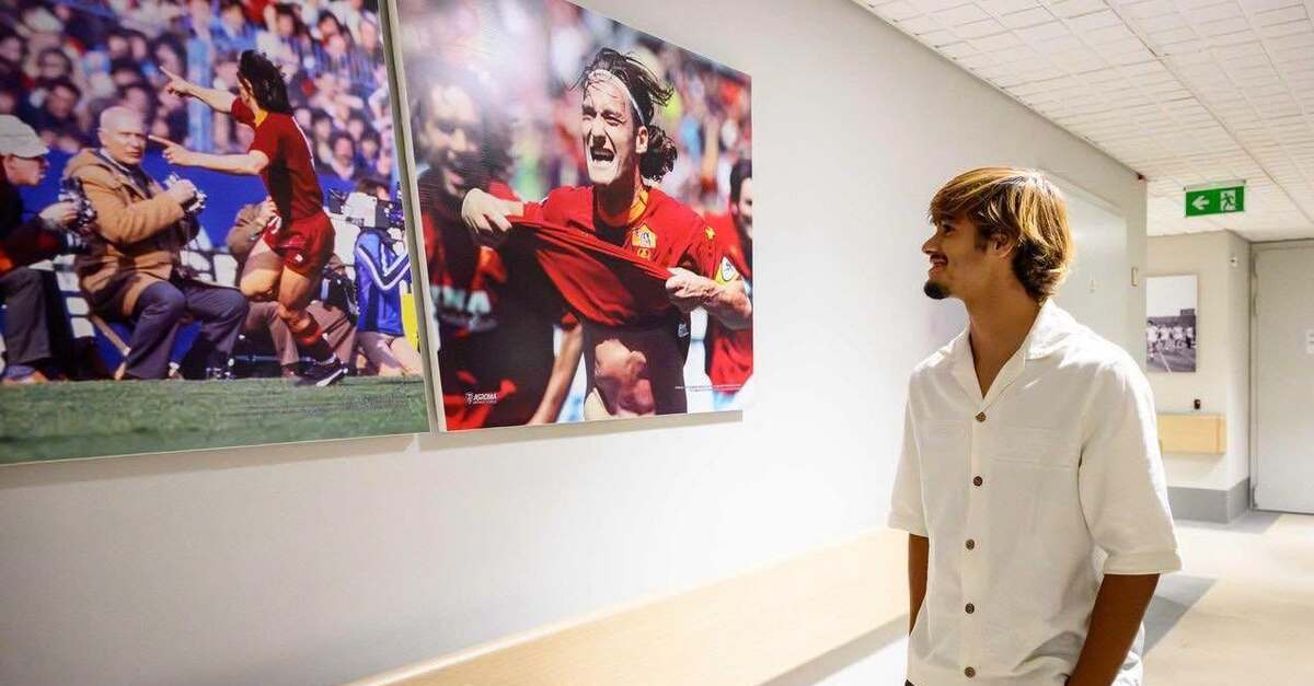 Mora guarda le immagini di Francesco Totti con il numero 10