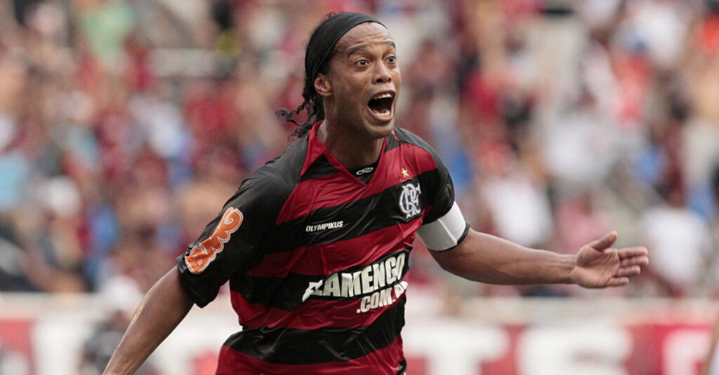 46 anni, un volo privato per arrivare e la maglia già sold out: Ravenna è già pazza di Ronaldinho Ronaldinho in serie A