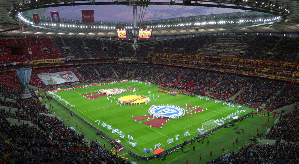 Milan e Juve, otto sfide e una sola strada: oggi il sorteggio di Europa League Una gara di Europa League del 2015