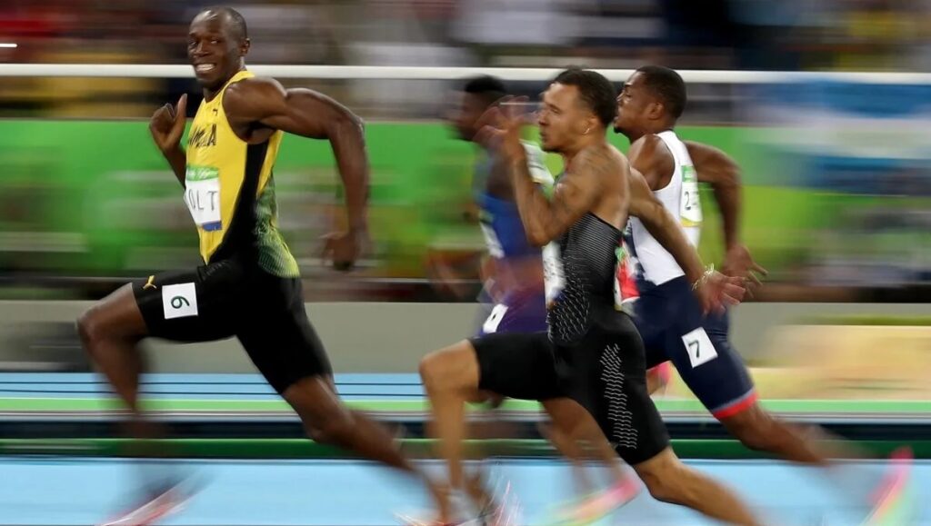 L’uomo più veloce del mondo si iscrive a una squadra di calcio a Manchester (a 40 anni) Usain Bolt che corre sorridendo