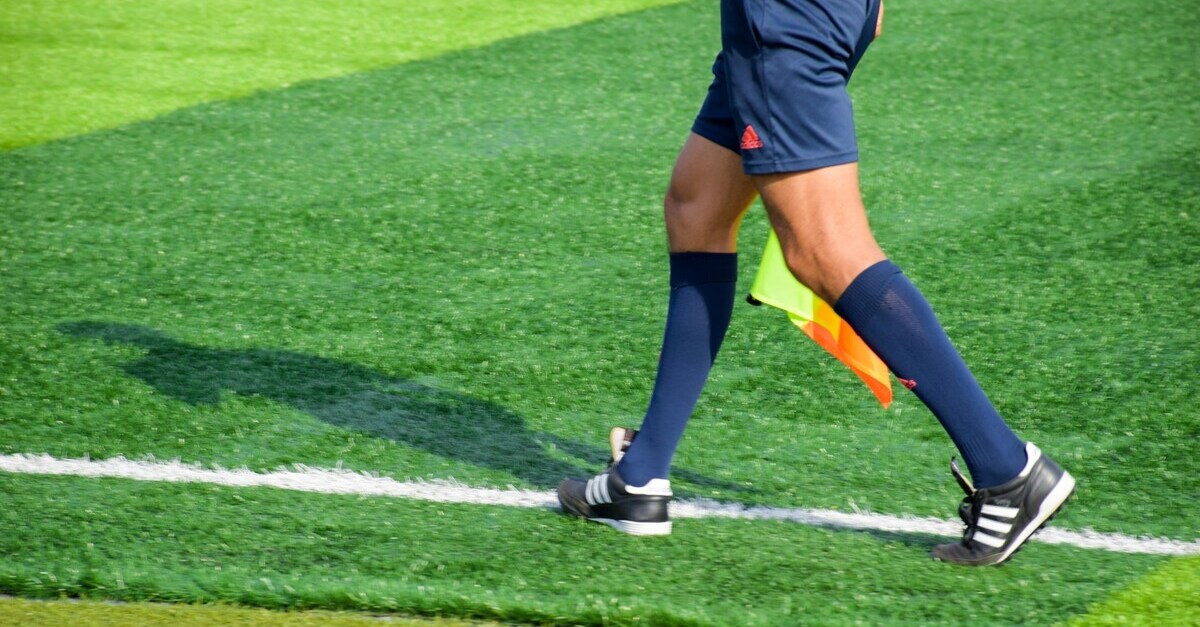 Le gambe di un guardalinee durante una partita