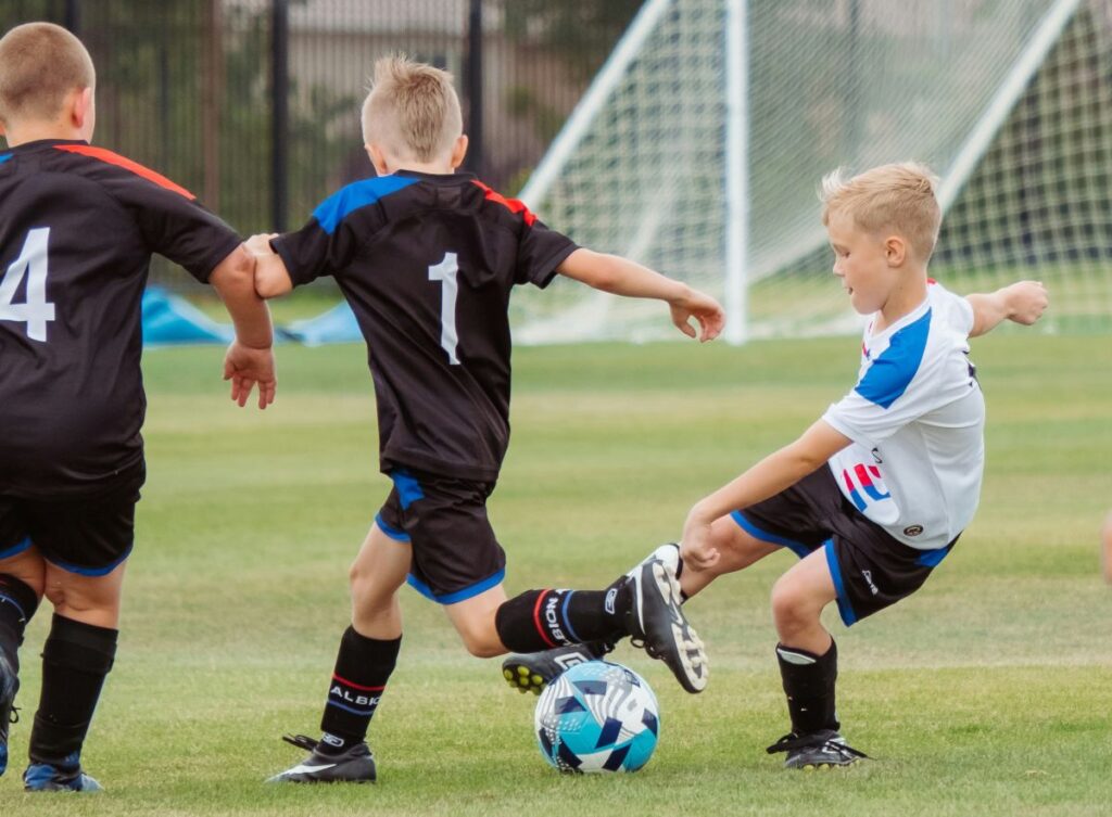 Operazione detox al PSG: così il club protegge i ragazzi dalla dipendenza da cellulare bambini che giocano al calcio