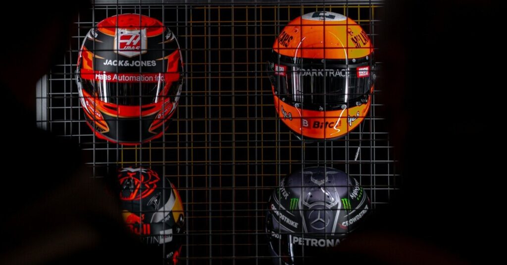 Il neck training dei piloti di Formula 1: perché il collo è il muscolo più importante da allenare Coppie di caschi colorati di Formula 1