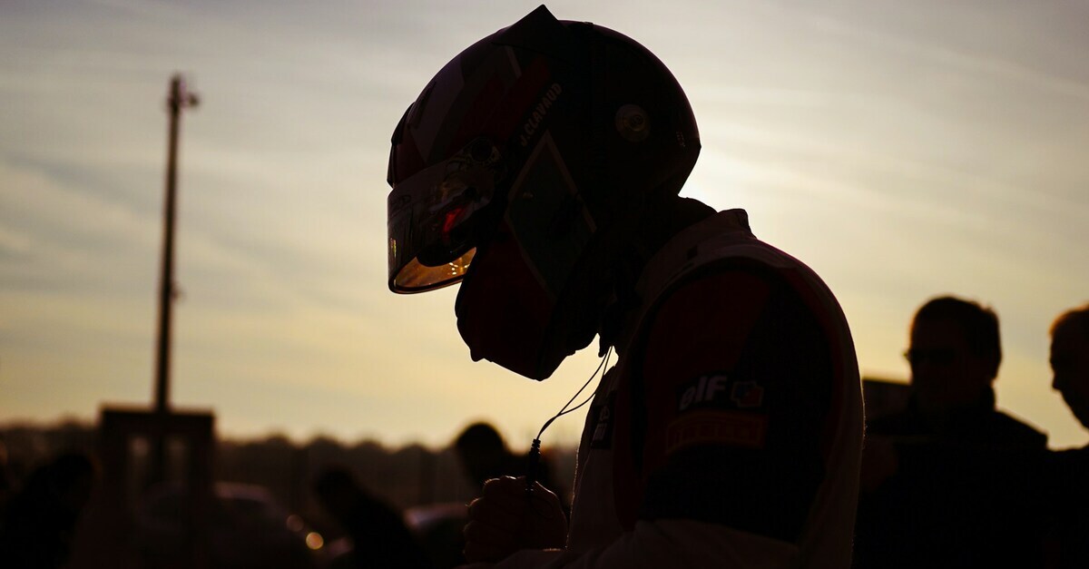 Figura in penombra di un pilota con il casco