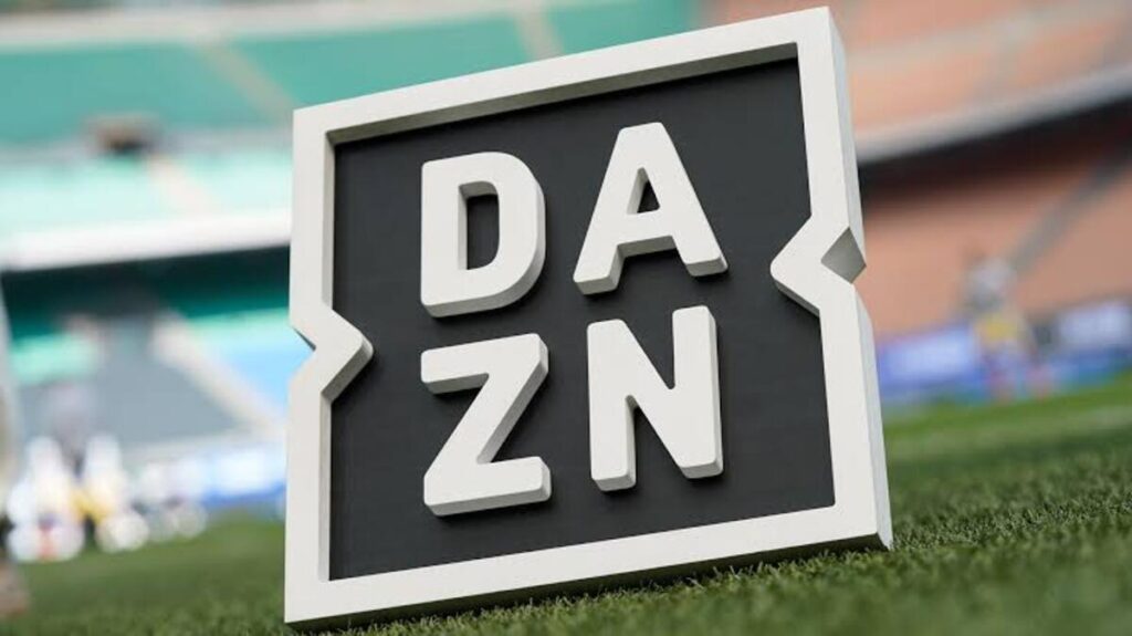 Gaffe in diretta dell’inviato DAZN, il web esplode, ma i colleghi lo difendono in blocco Il logo di DAZN