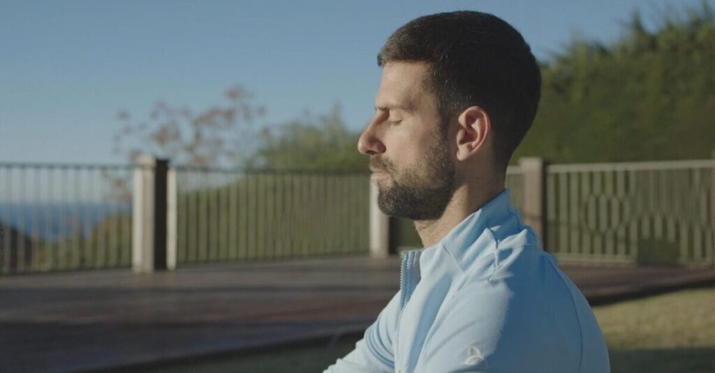 Djokovic si spoglia dell’armatura: ‘Le bombe su Belgrado mi hanno reso chi sono, e in Sinner rivedo me stesso’ Un'immagine della docuserie Il lupo d'inverno