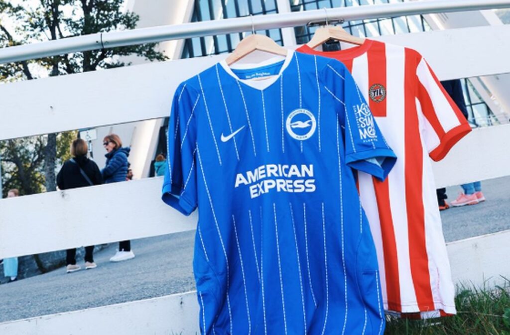 407 tifosi volano al Circolo Polare Artico per il Brighton: i giocatori pagano il biglietto a tutti la maglia del Brighton e quella del Tromso