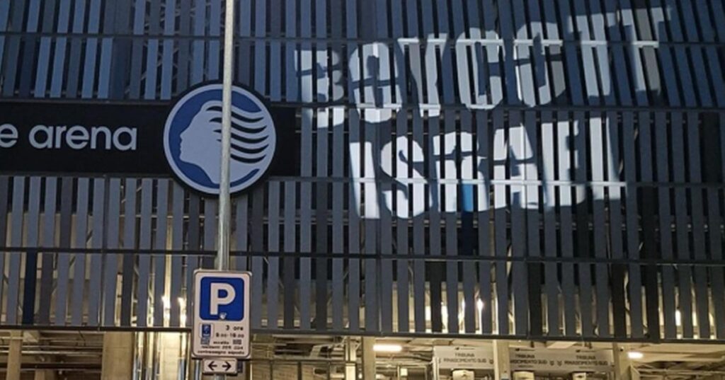 Prima di Atalanta-Hapoel lo stadio si illumina: compare la scritta “Boycott Israel” la scritta Boycott Israel
