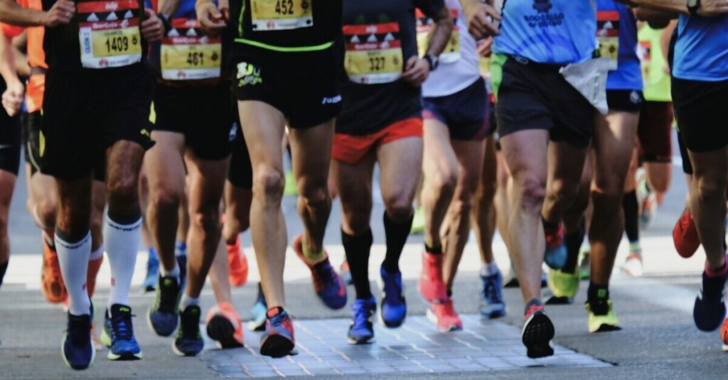 New York Marathon 2026, ecco i big al via: Crippa e Aouani pronti a sfidare il mondo Le gambe dei maratoneti in corsa
