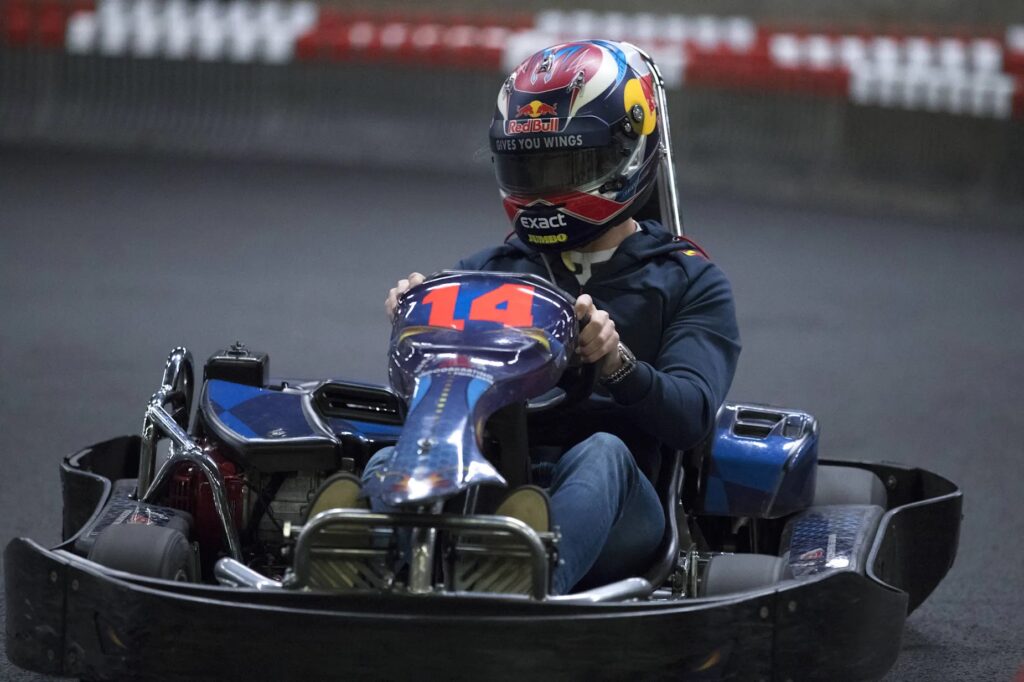 Verstappen contro 100 piloti: a Silverstone nasce una gara che sembra un videogioco