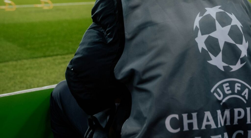 Champions League, si fa sul serio: tutte le sfide dei playoff, gli orari e dove vederle operatore a bordo campo