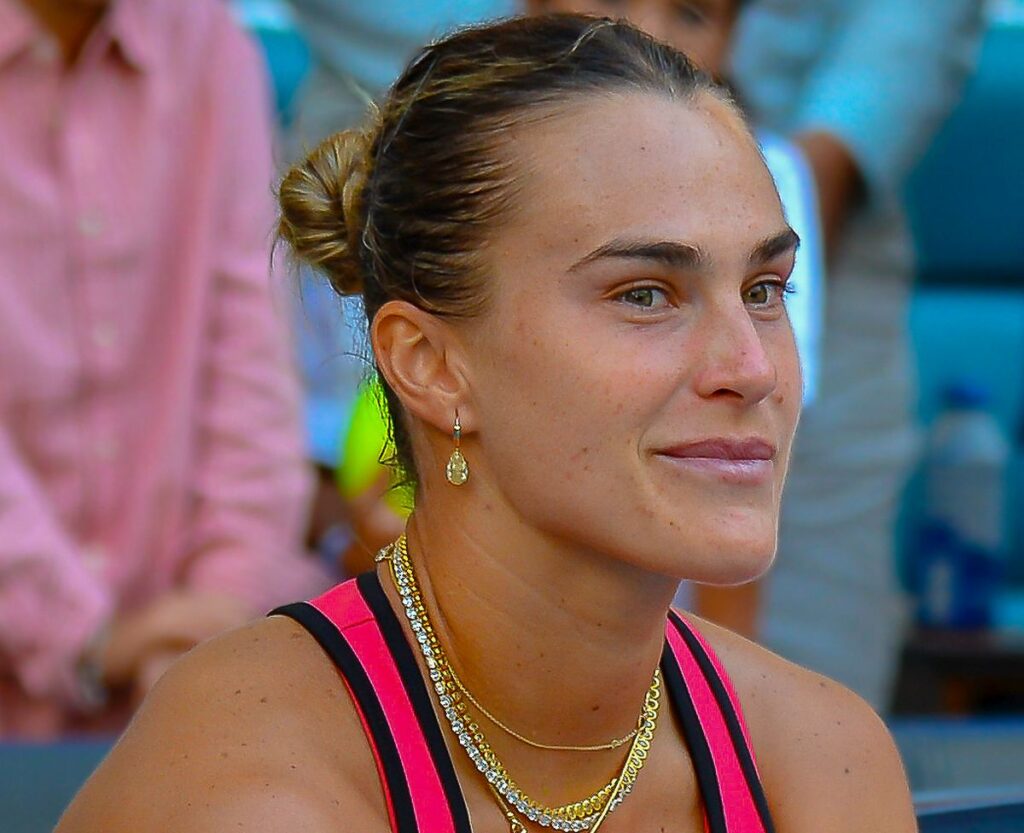 Sabalenka si ferma, sente l’odore e sbotta: “Fumate quello che volete, ma non qui” Aryna Sabalenka