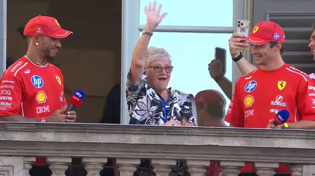 Carmen accanto al figlio Lewis Hamilton e Charles Leclerc
