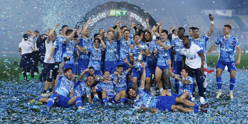 I giocatori del Como festeggiano una vittoria