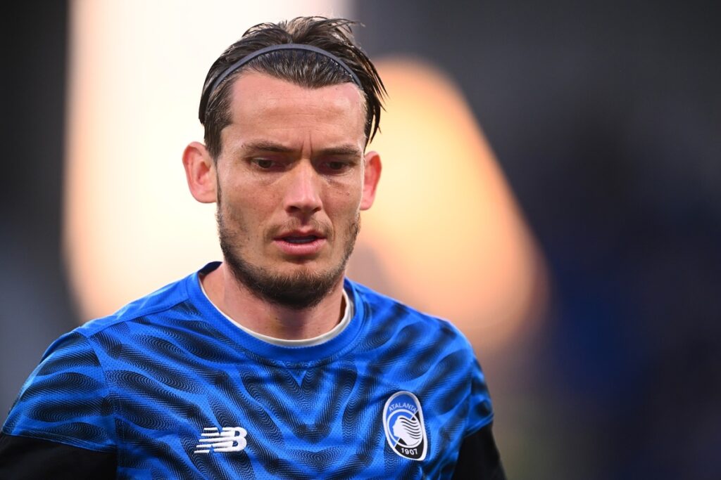 “Non è un addio, è un arrivederci”: De Roon lascia l’Atalanta e commuove Bergamo De Roon con la maglia dell'Atalanta