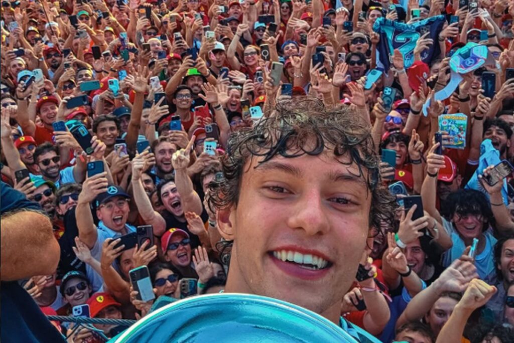 Tutti in rosso, tutti per lui: il giorno in cui Monza si è innamorata di Kimi Antonelli Kimi Antonelli davanti ai suoi tifosi
