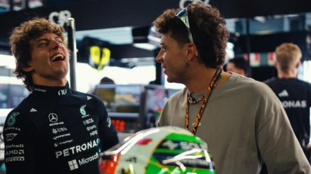 Kimi e Bezzecchi ridono insieme nel paddock