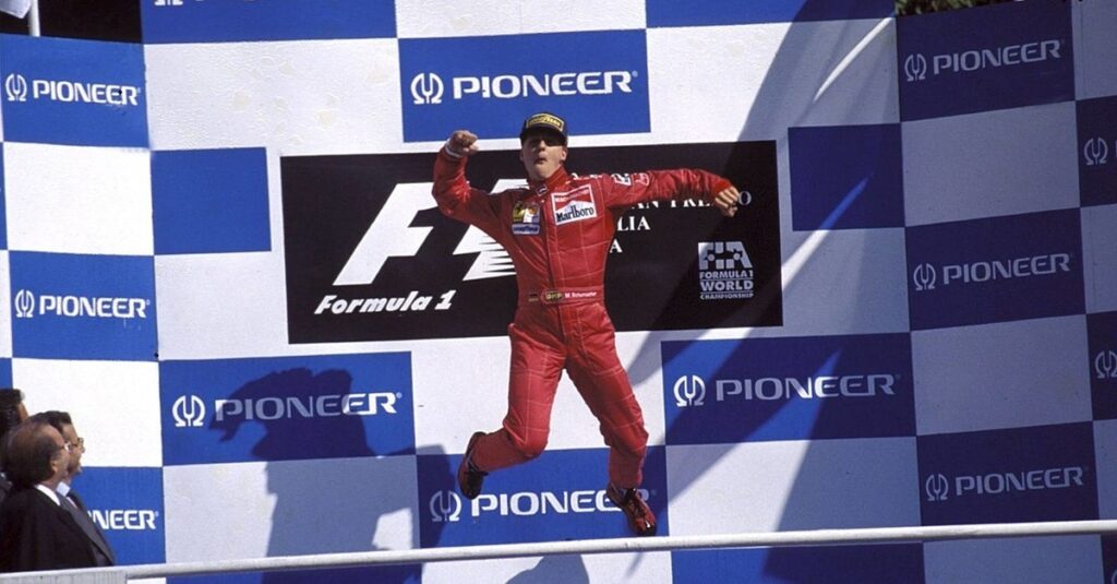 Schumacher trionfante sul podio