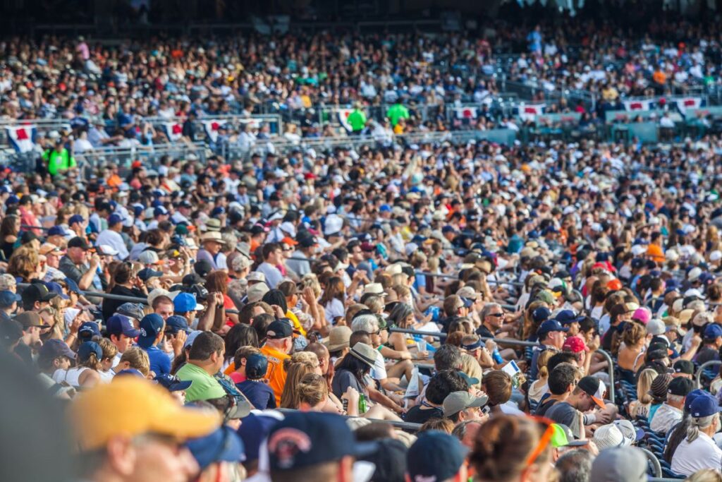 Un logo ogni 7 secondi ai Mondiali: così junk food e scommesse sono entrati nelle partite gente allo stadio